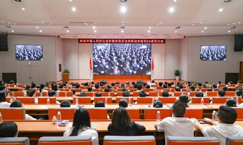 热血沸腾丨桐昆人齐上爱国课，共观阅兵盛典